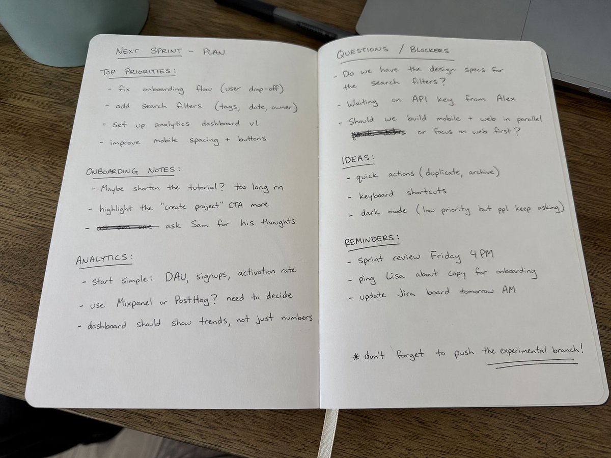 桌面上的黑色圆珠笔手写笔记