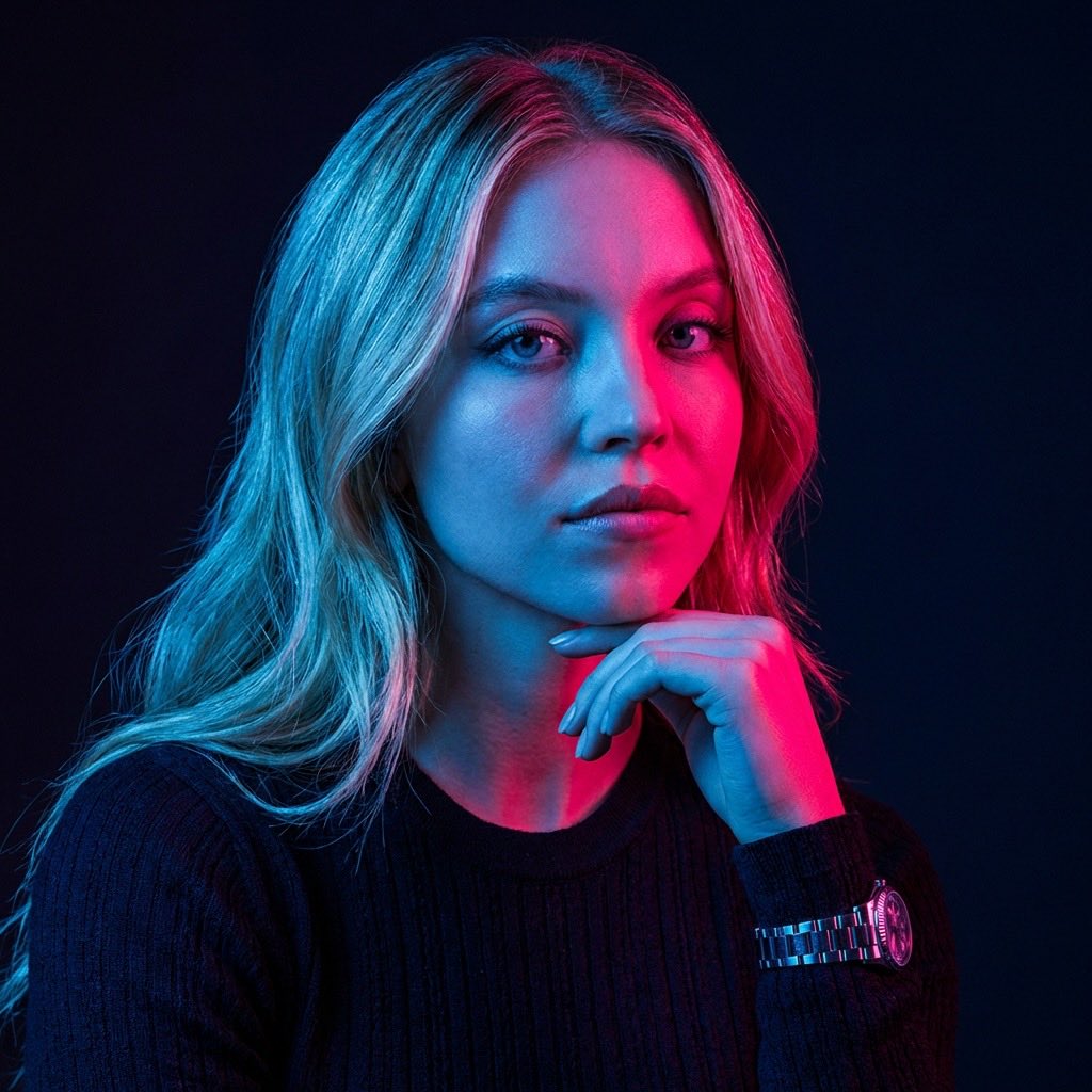 蓝粉霓虹交织的超写实肖像