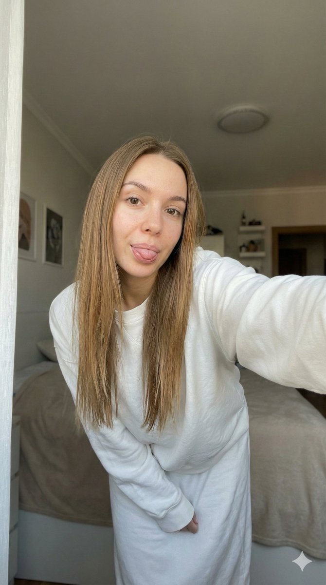 浅棕发少女俏皮吐舌的卧室自拍