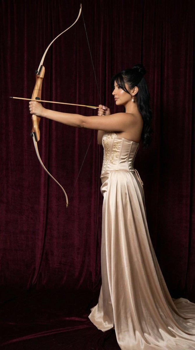 勃艮第红幕下的香槟缎面弓箭手