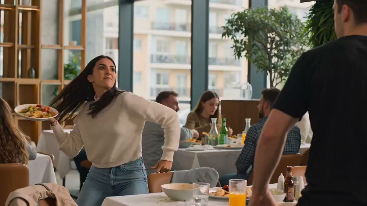 混乱餐厅内爆发的戏剧性食物大战慢动作