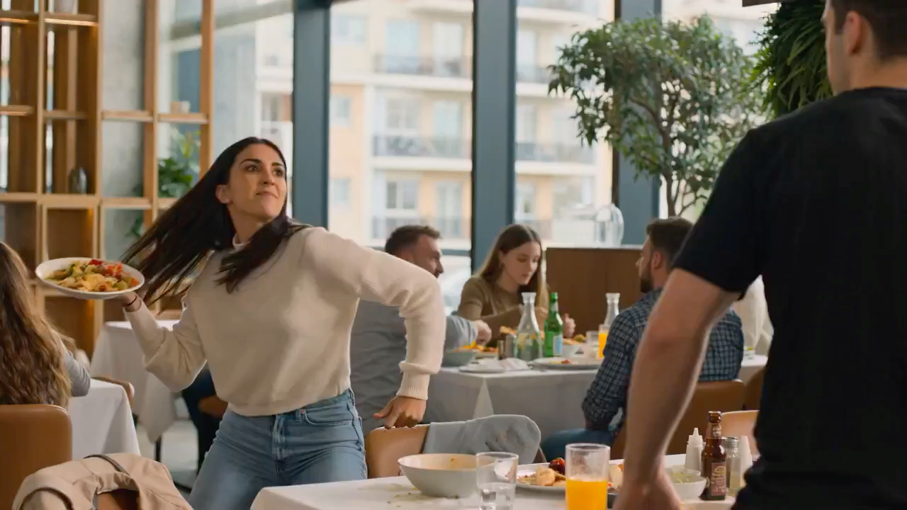 拥挤餐厅爆发混乱食物大战的电影镜头