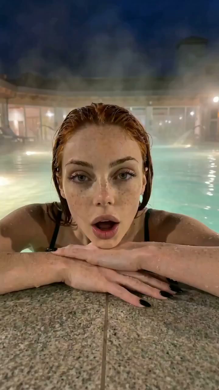 夜色温泉中红发女子的自信独白