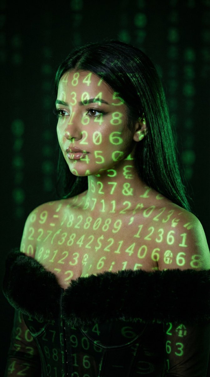 赛博绿码流转的绝美暗调人像