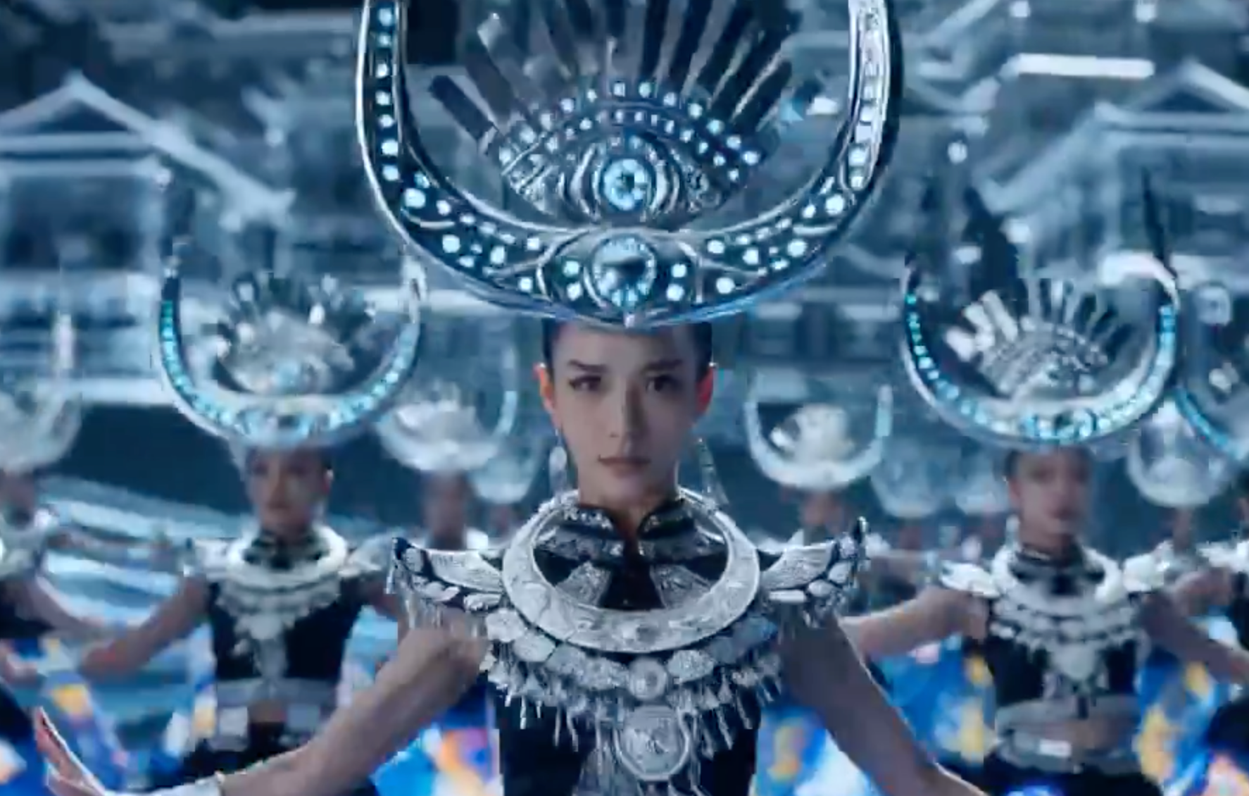 赛博苗疆液态铬银冠的霓虹幻梦