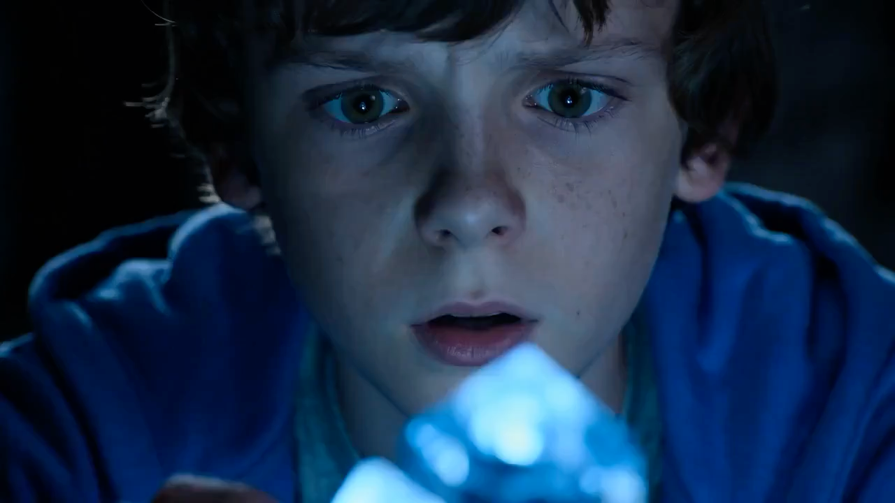 黑暗洞穴少年触碰水晶英雄觉醒