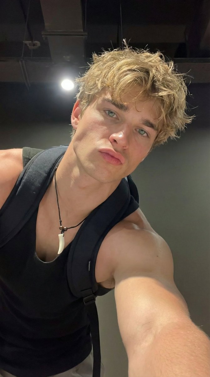 戏剧光影下的冷酷型男