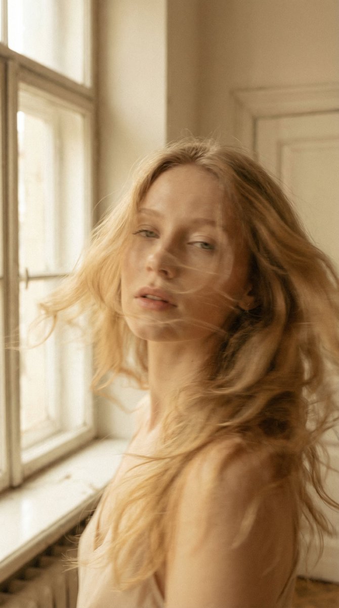 梦幻金发少女的复古诗意影像