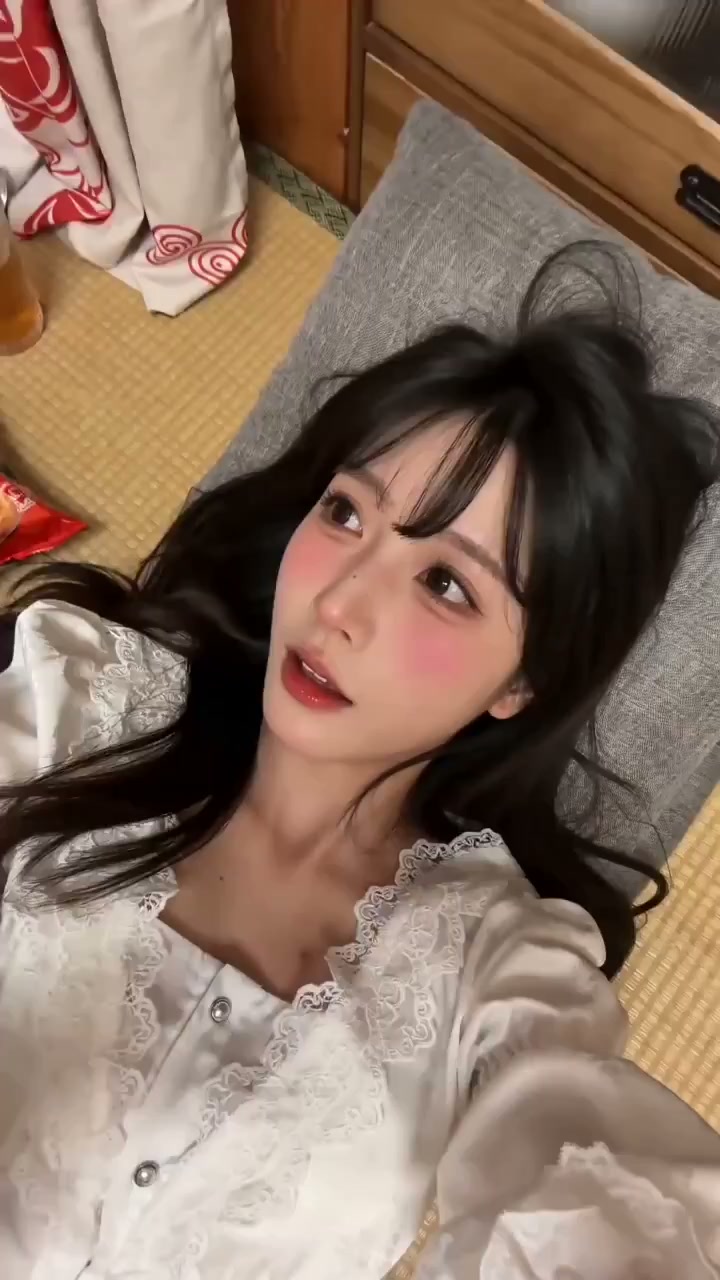 派对后榻榻米上微醺Coser的私房自拍