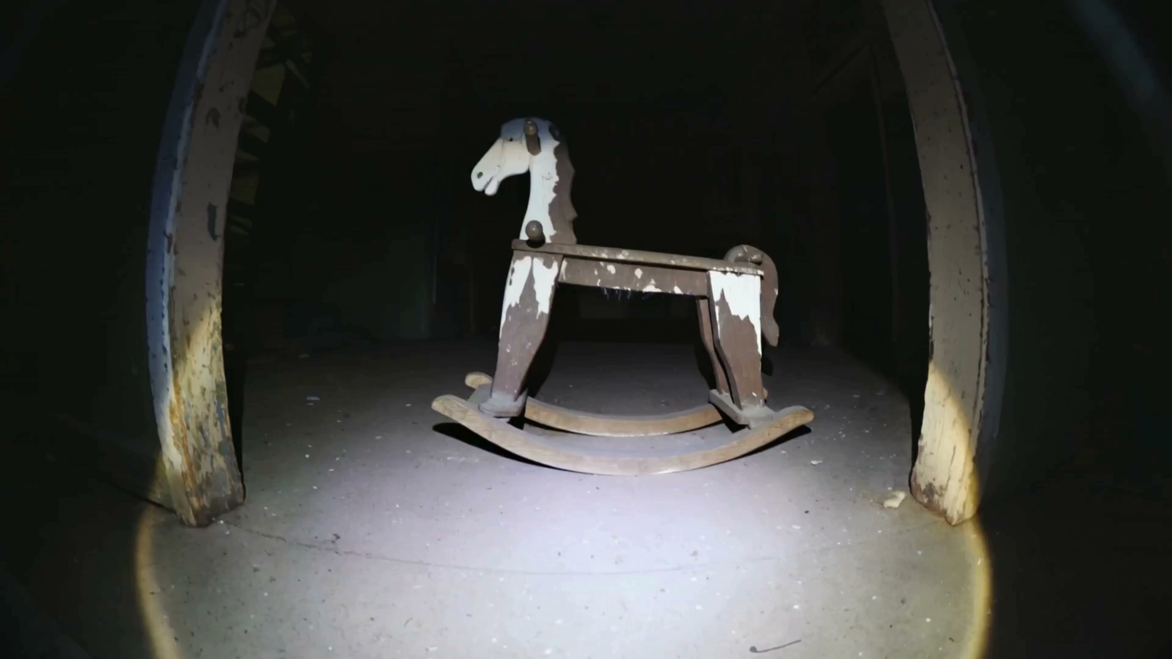 鱼眼镜头下的废弃走廊摇马惊魂