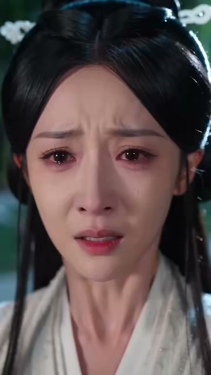 弱柳扶风竟徒手拔巨树