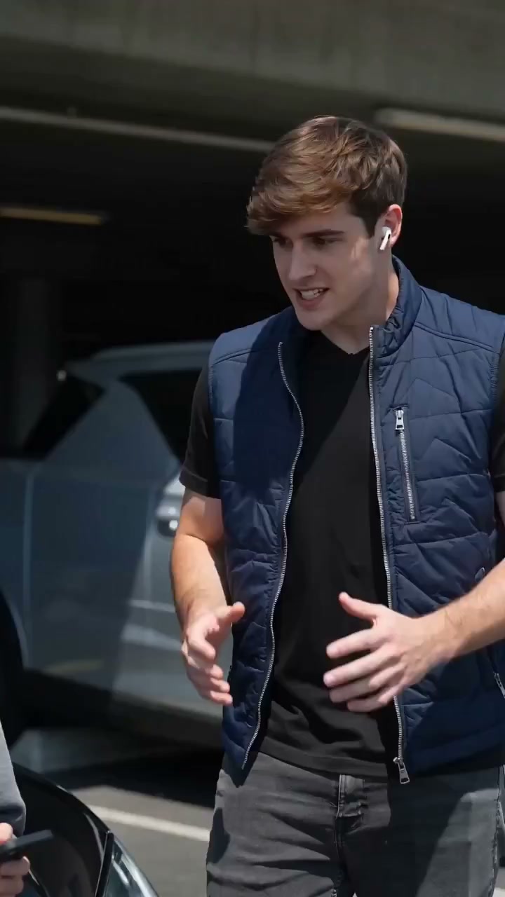 依据参考图文字生成视频