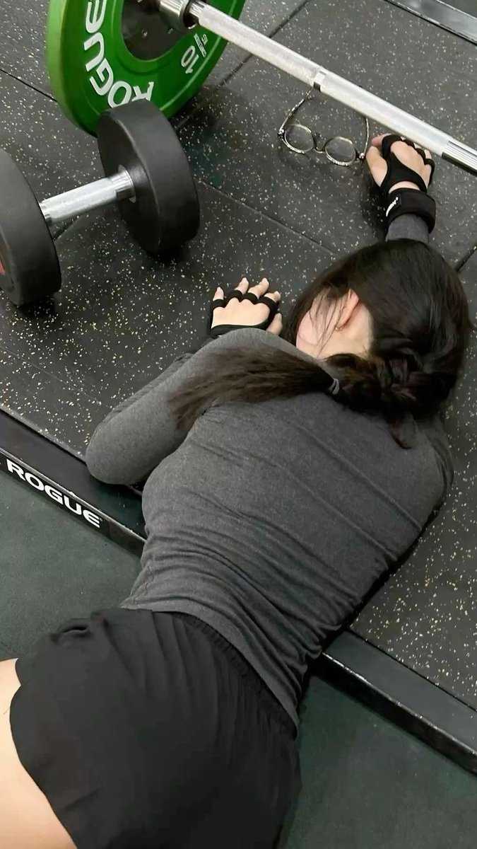 力竭倒地：硬拉后的健身女孩