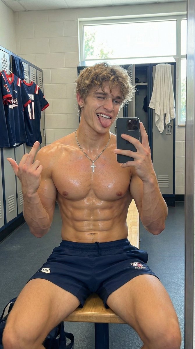 健身房更衣室肌肉型男镜子自拍