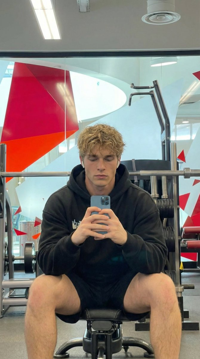 健身房镜子前的金发运动型男