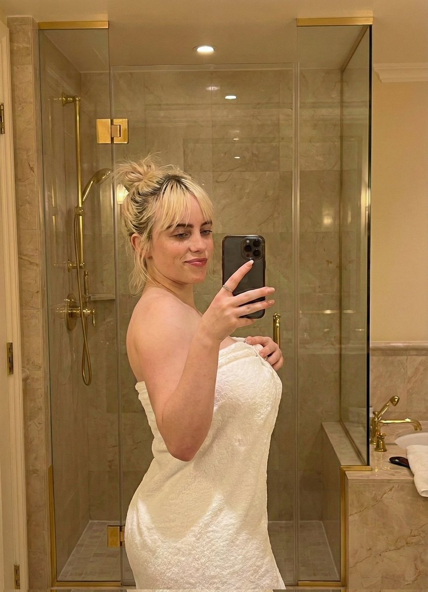 豪华浴室金发甜心对镜自拍