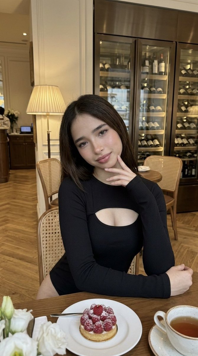 奢华咖啡馆里的黑衣超模