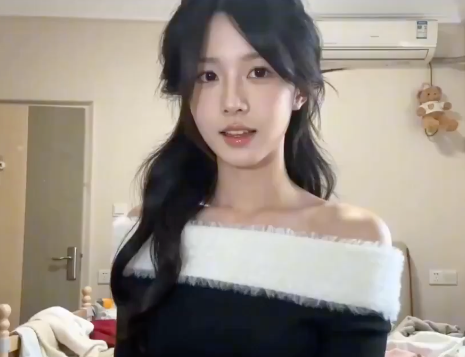 凌乱卧室里的纯欲慵懒美少女