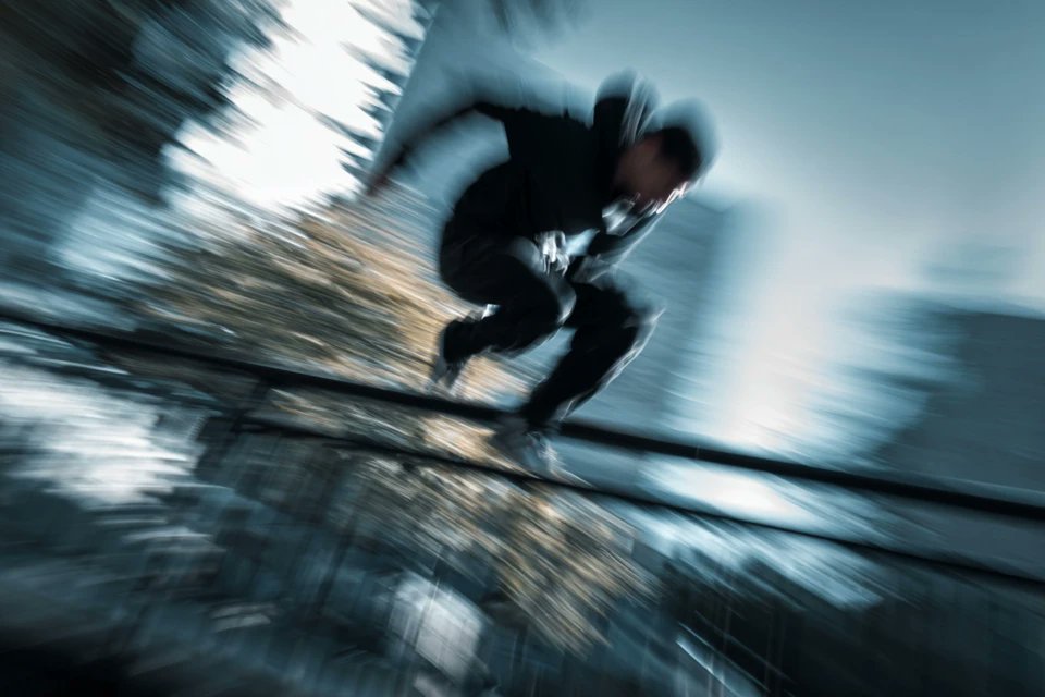 极简高对比的彩色运动残影