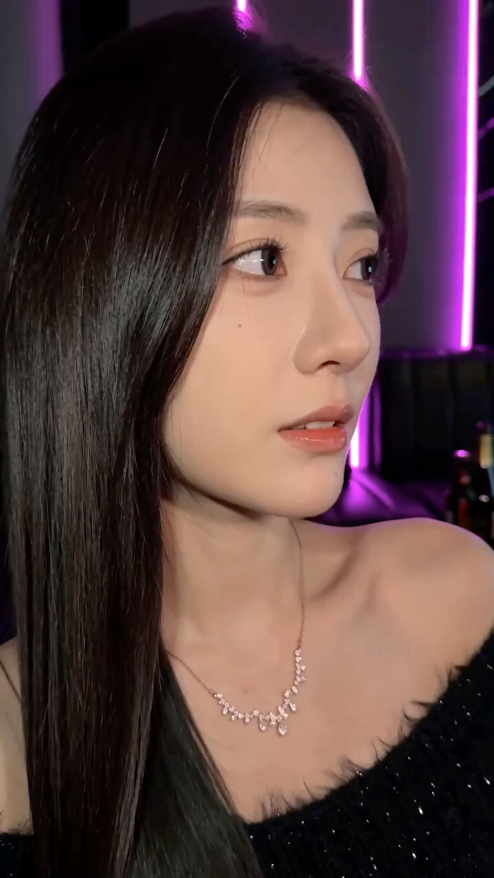 霓虹KTV包厢里的迷人女友