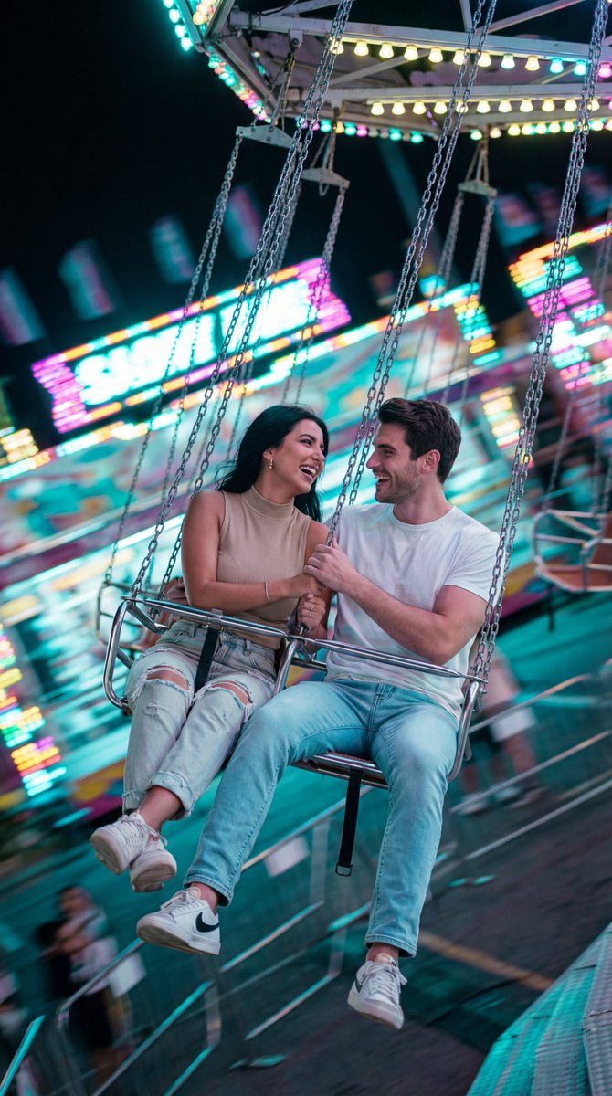 霓虹光轨下的游乐园情侣高空荡秋千