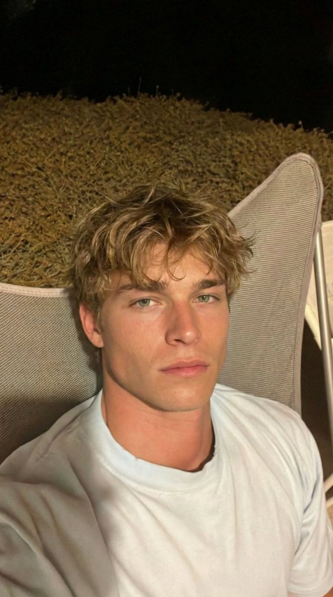 夜色中金发帅哥的慵懒自拍