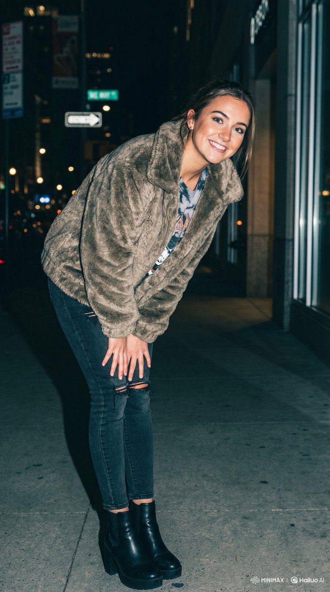 夜幕街拍闪光灯下的俏皮少女