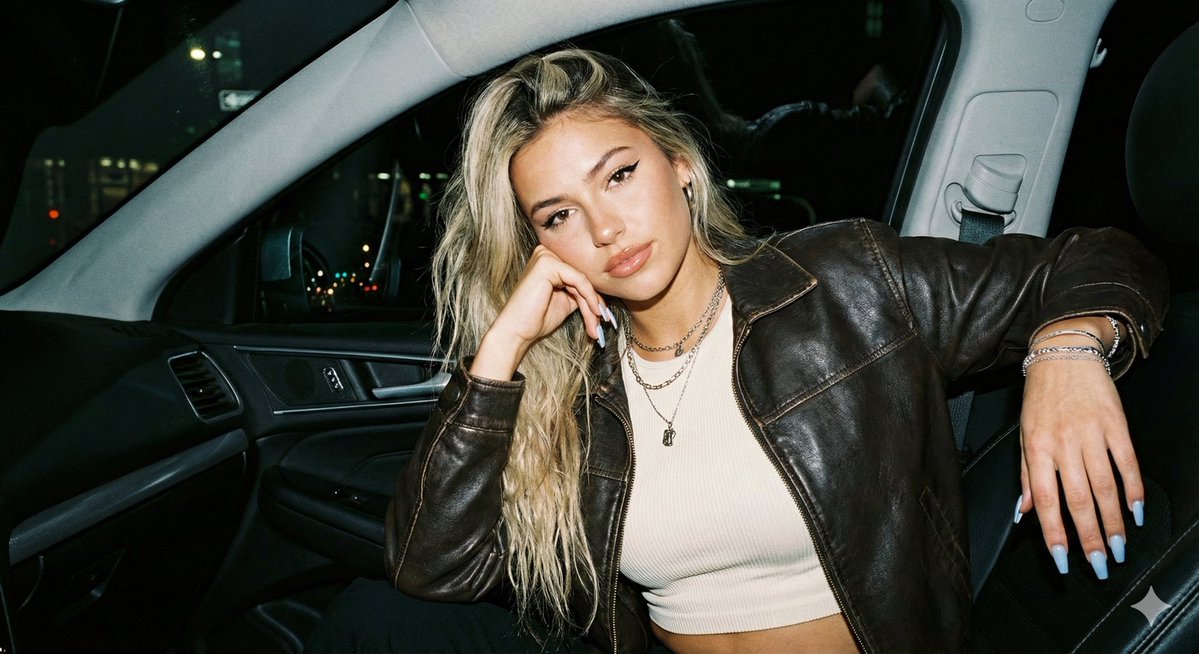 夜色车内闪光灯下的冷艳金发女郎