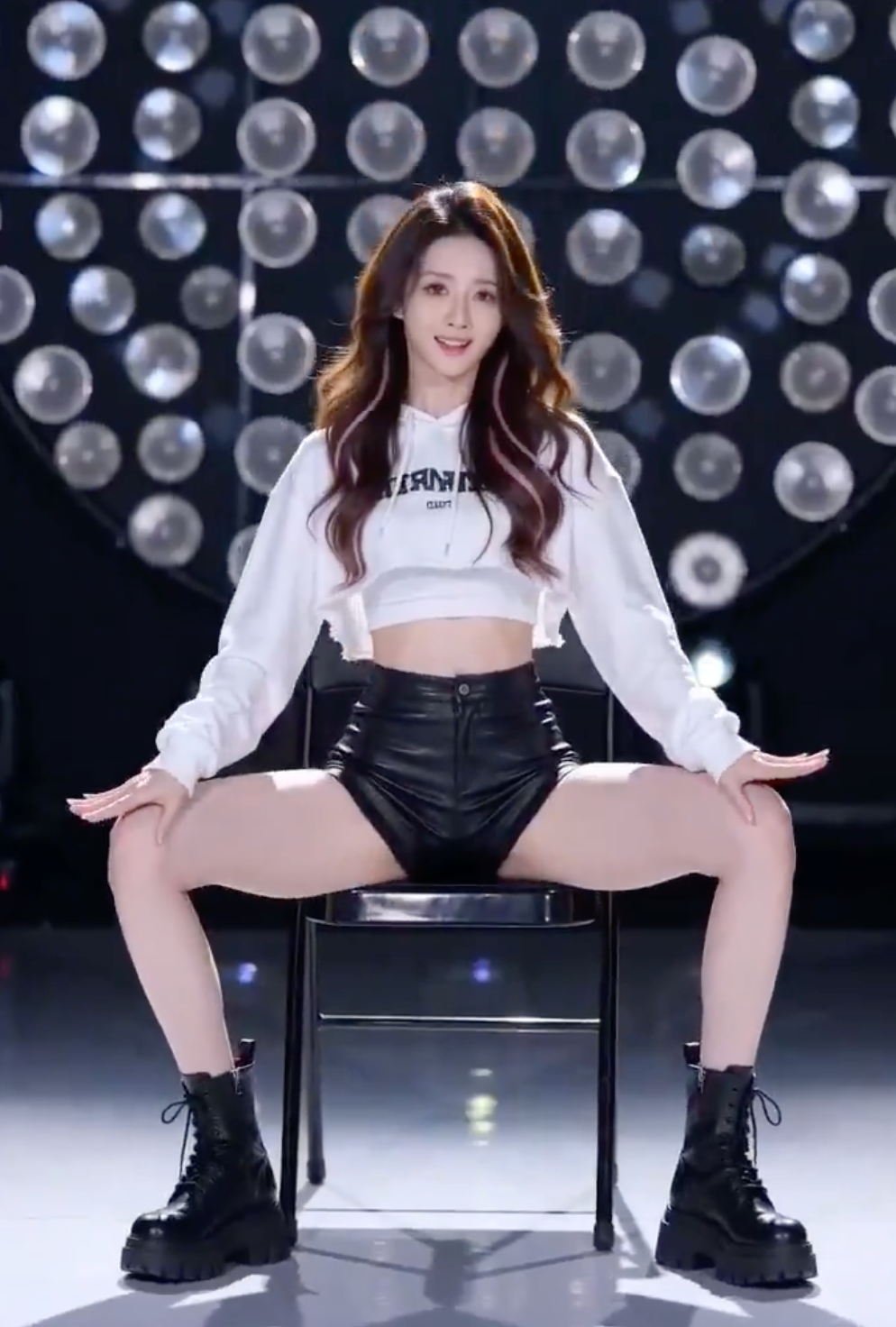 粉棕挑染甜酷少女激情椅子舞