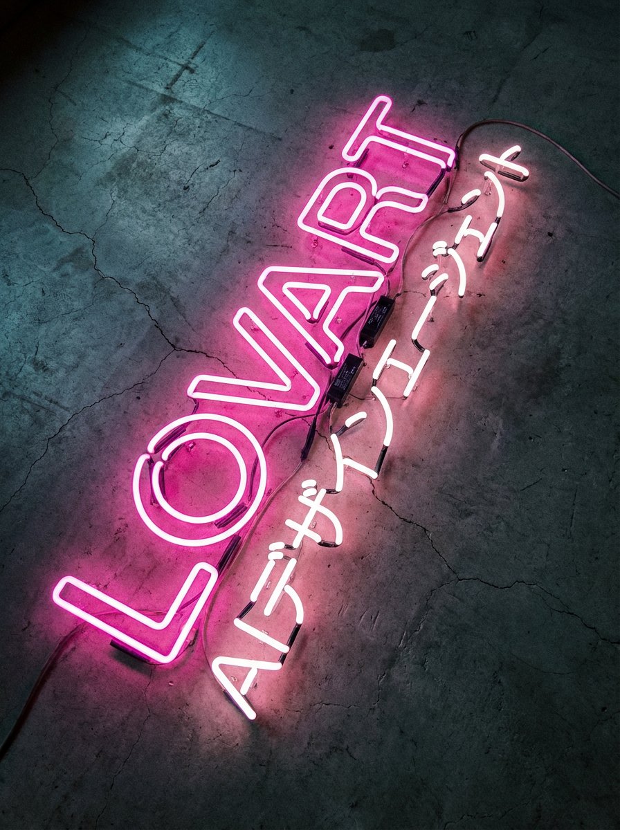 水泥地上的柔粉霓虹灯管艺术