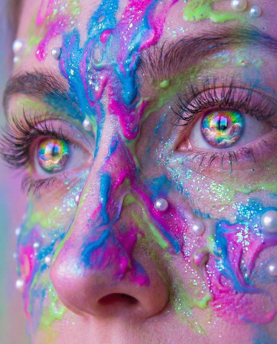 迷幻彩虹瞳孔的奇幻面部特写