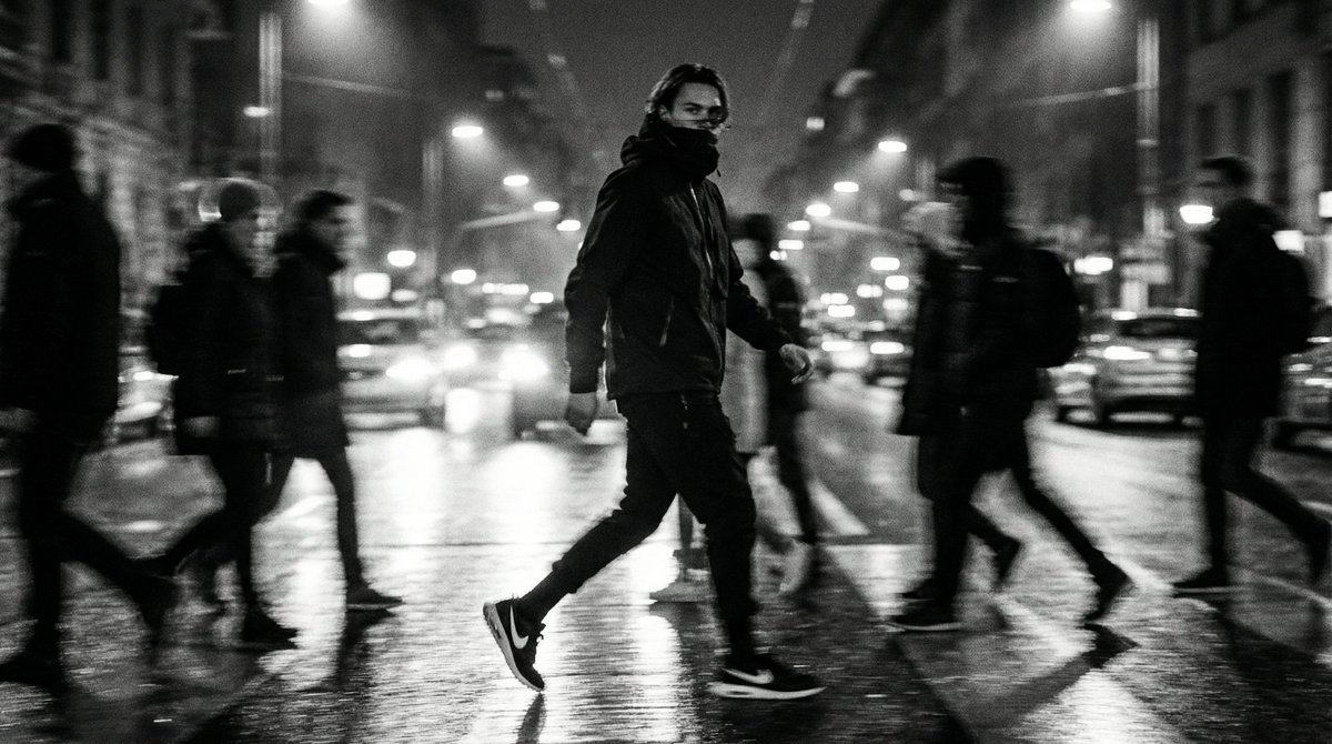 雨夜街头动态模糊黑白时尚大片