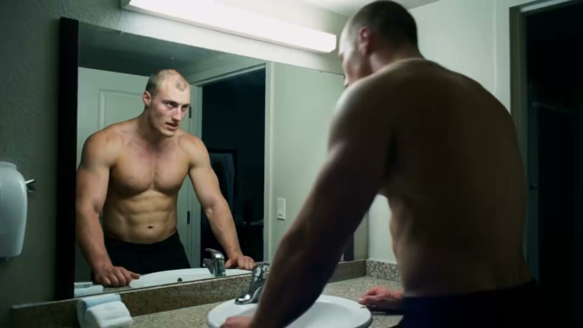 假发被扯后的复仇大计