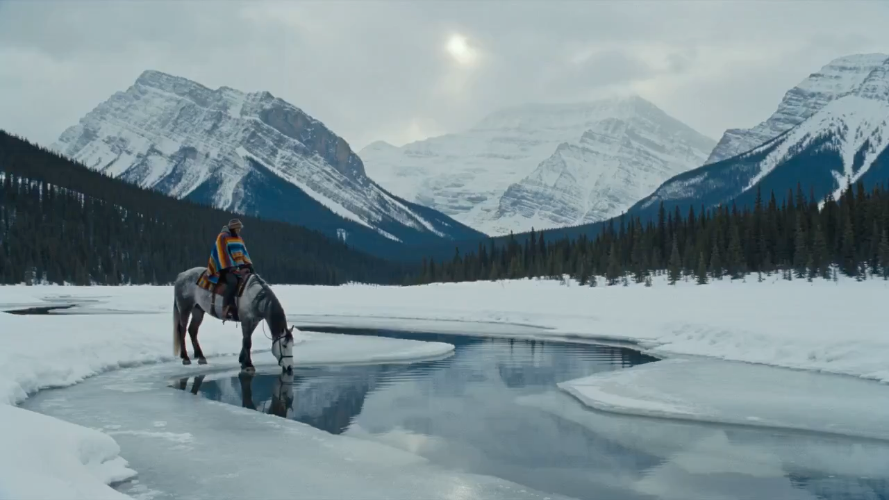 雪原孤骑与灰狼的静默对峙