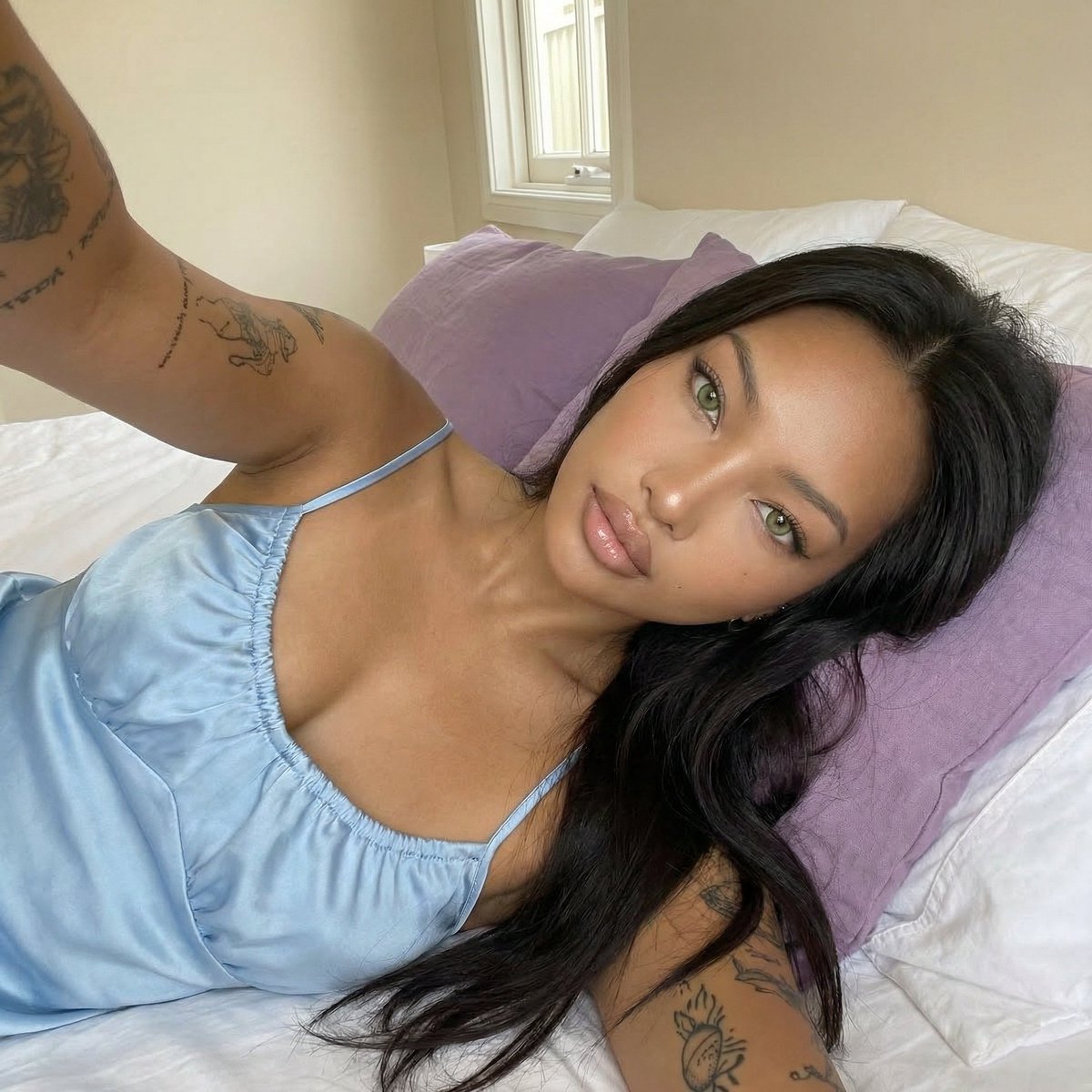 晨光下的柔美缎面私房自拍