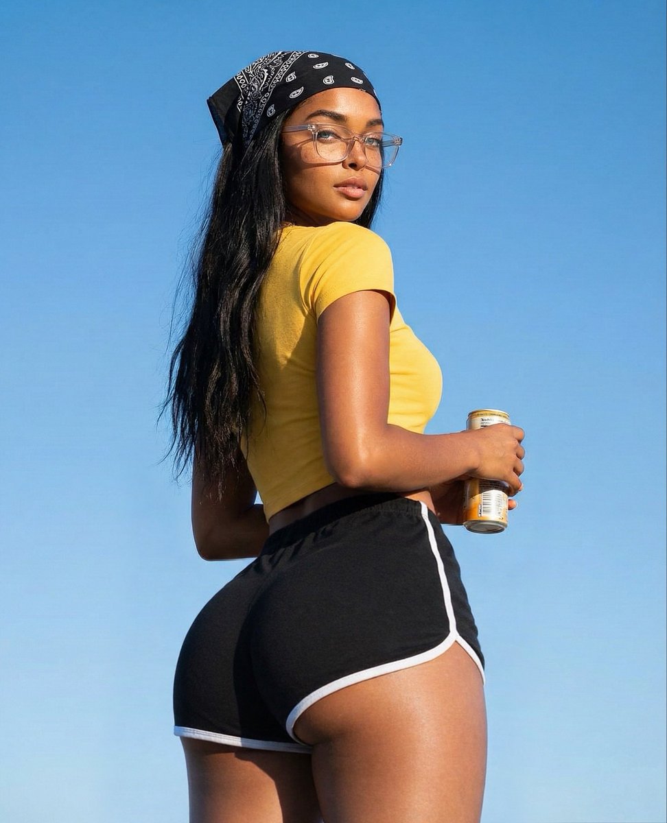 阳光下的夏日自信黑皮运动女孩