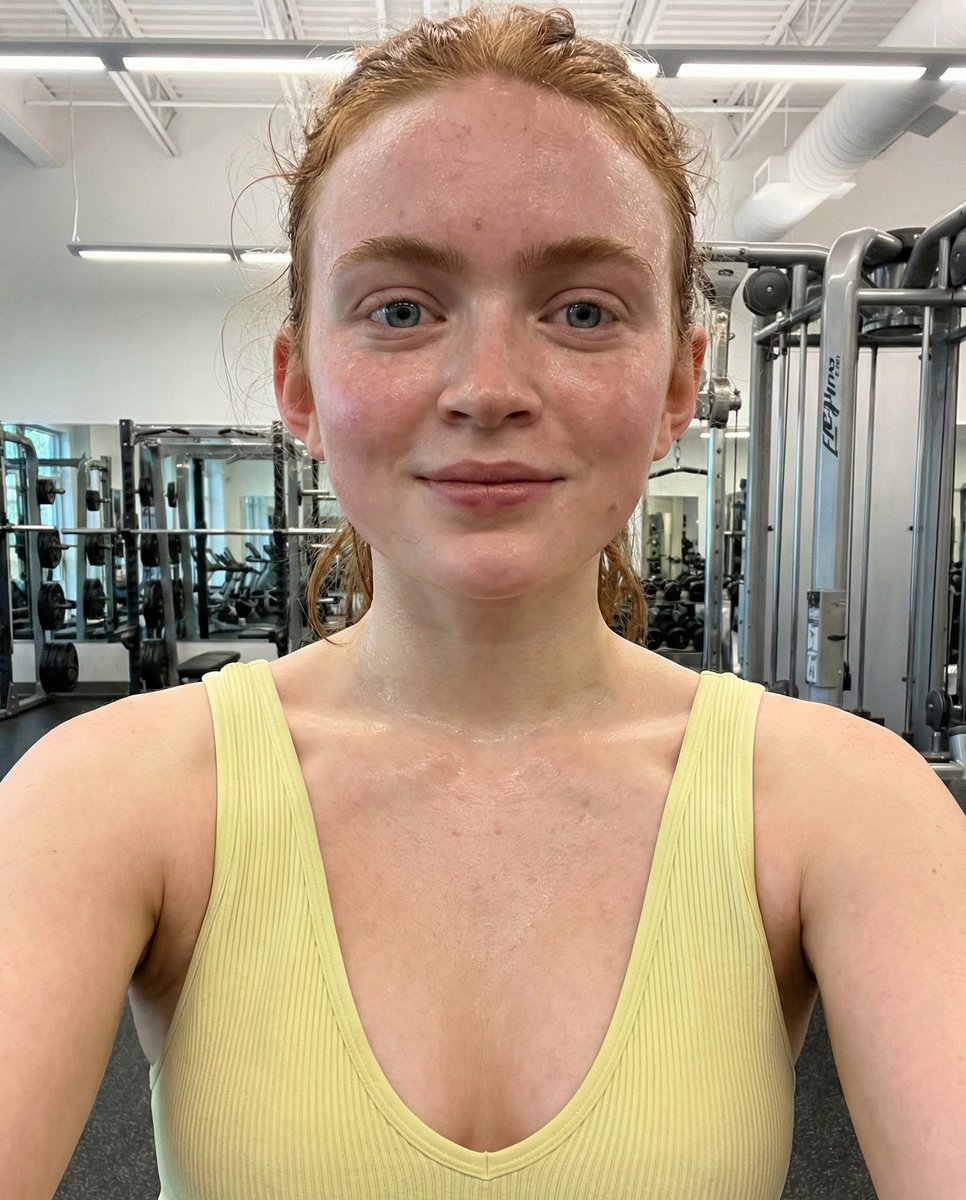 暴汗泛红的高角度健身自拍