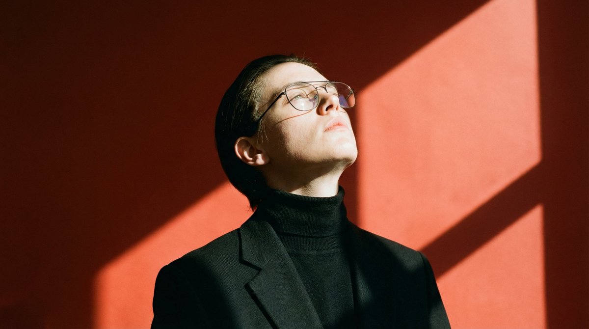 斜阳切割锐利三角阴影的超写实肖像