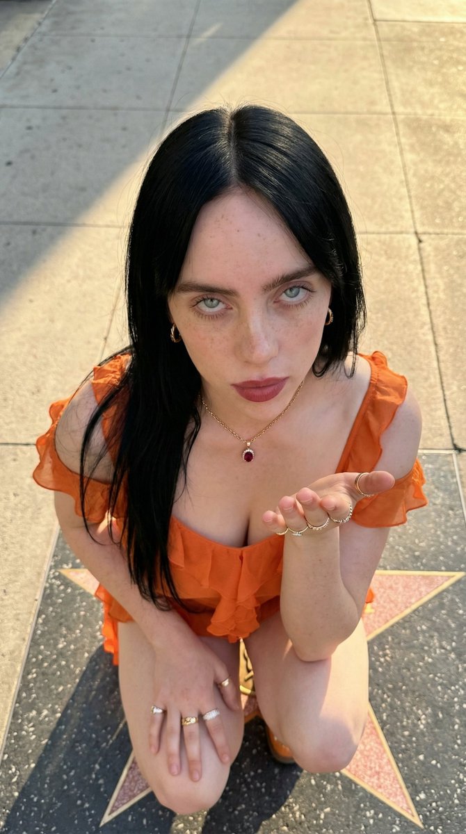 星光大道金发美人的黄昏特写