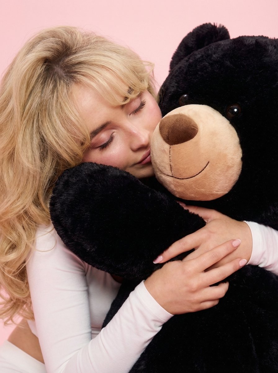 跨坐巨型黑熊的千禧娇俏甜心