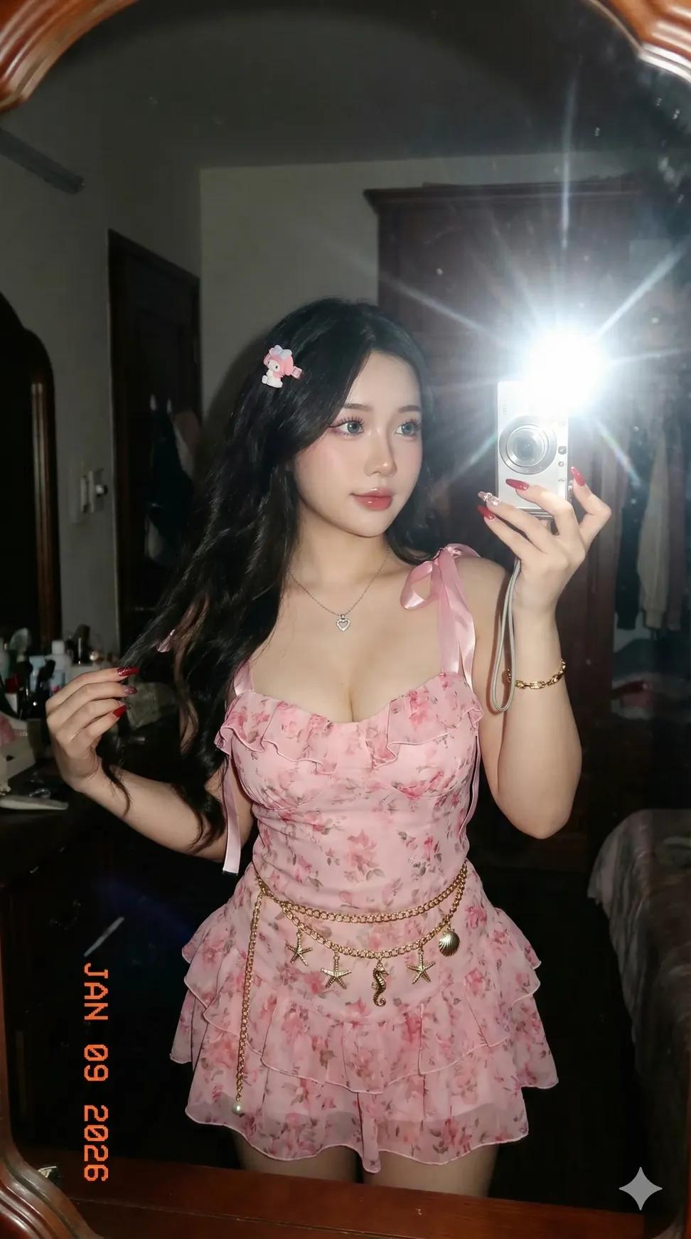 Y2K镜中粉裙软妹